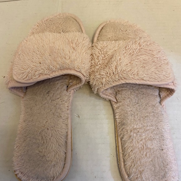 Vintage slippers pink furry size 7-8 wide pink